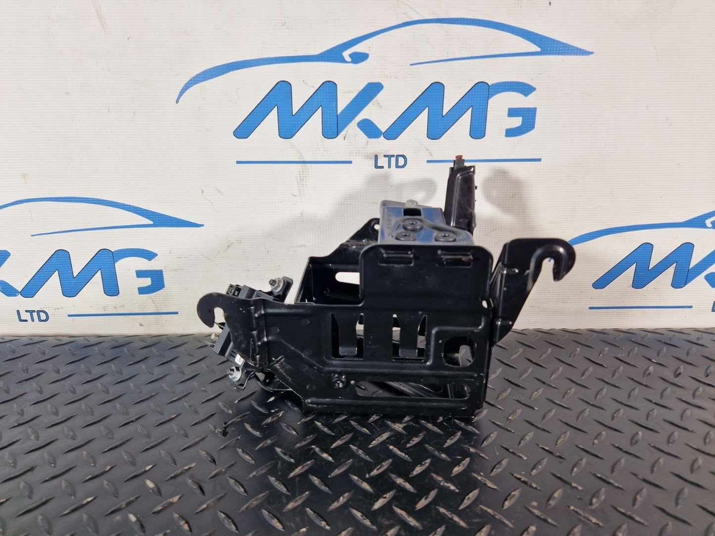 16-19 MERCEDES BENZ GLE W166 BATTERY MOUNT SUPPORT BRACKET & RELAY A1665401240