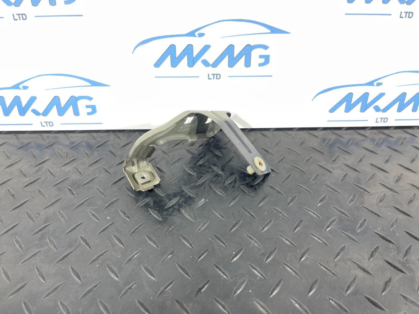 12-18 BMW F30 F31 F35 GENUINE  Left fender wing mounting bracket 7235821