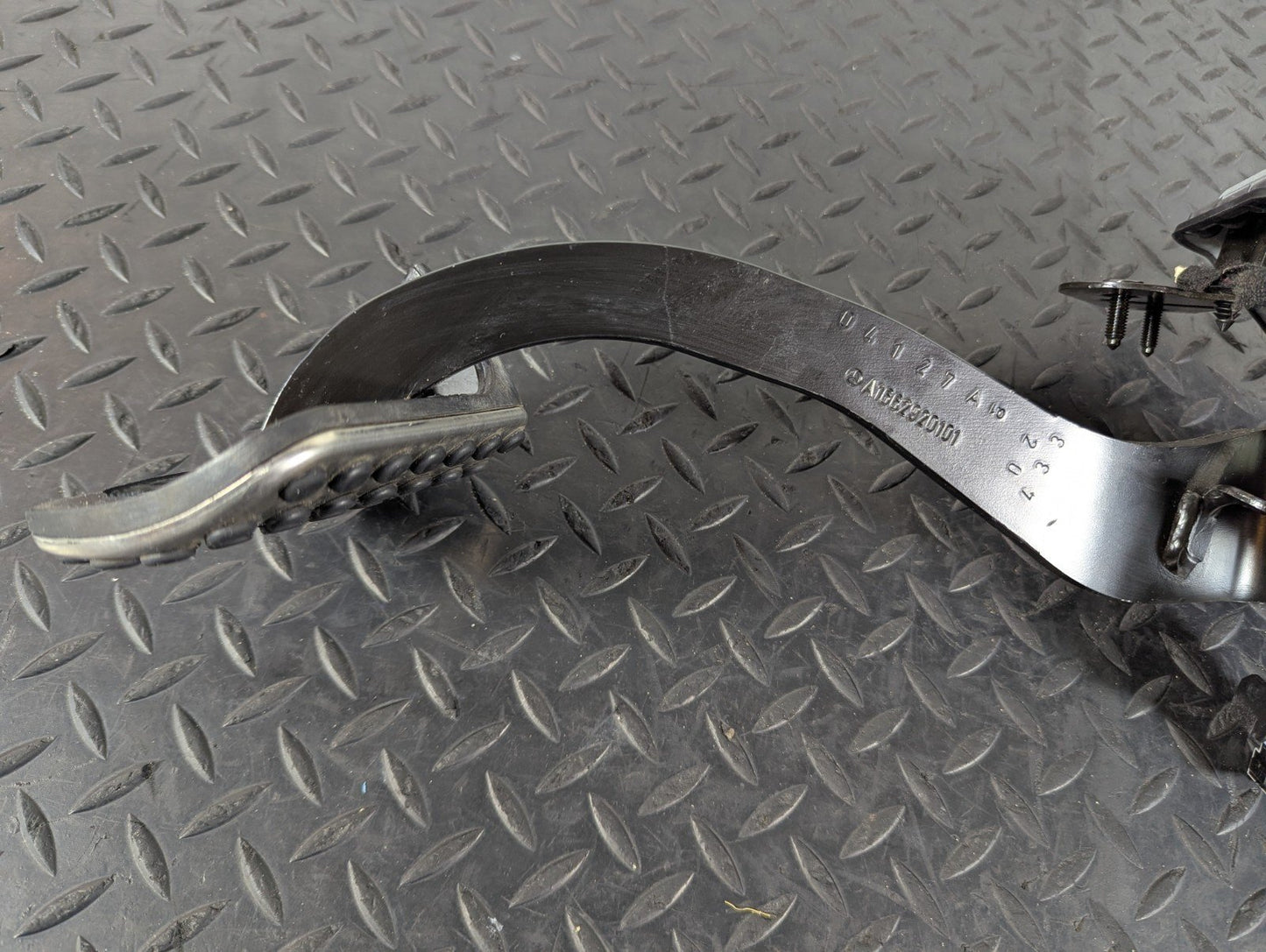 11-19 MERCEDES BENZ ML W166 GENUINE BRAKE PEDAL A1662920101