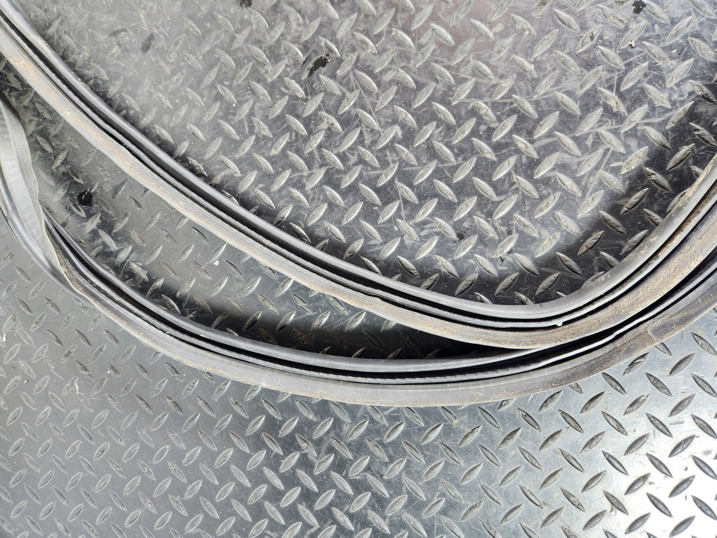11-19 MERCEDES BENZ ML W166 GENUINE BOOT / TAILGATE RUBBER SEAL A1667400178