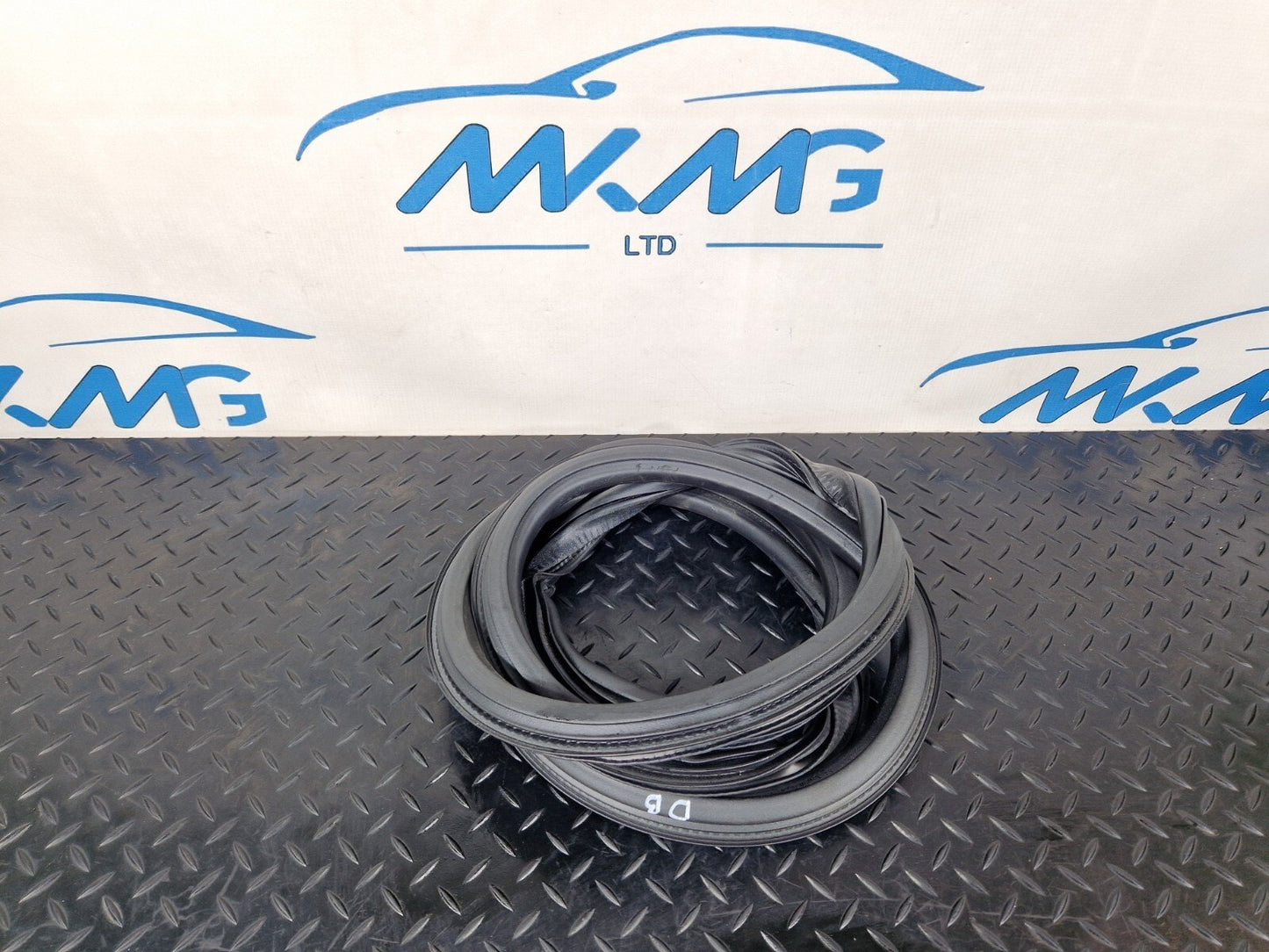 16-19 AUDI A4 B9 REAR LEFT OR RIGHT DOOR RUBBER SEAL 8W5833721