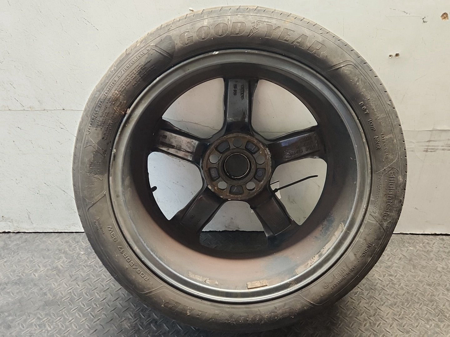 Volvo C30 MK1 FL (MK) (533) 17" Alloy Wheel with Tyre 205/50/17 ~3mm 31290177