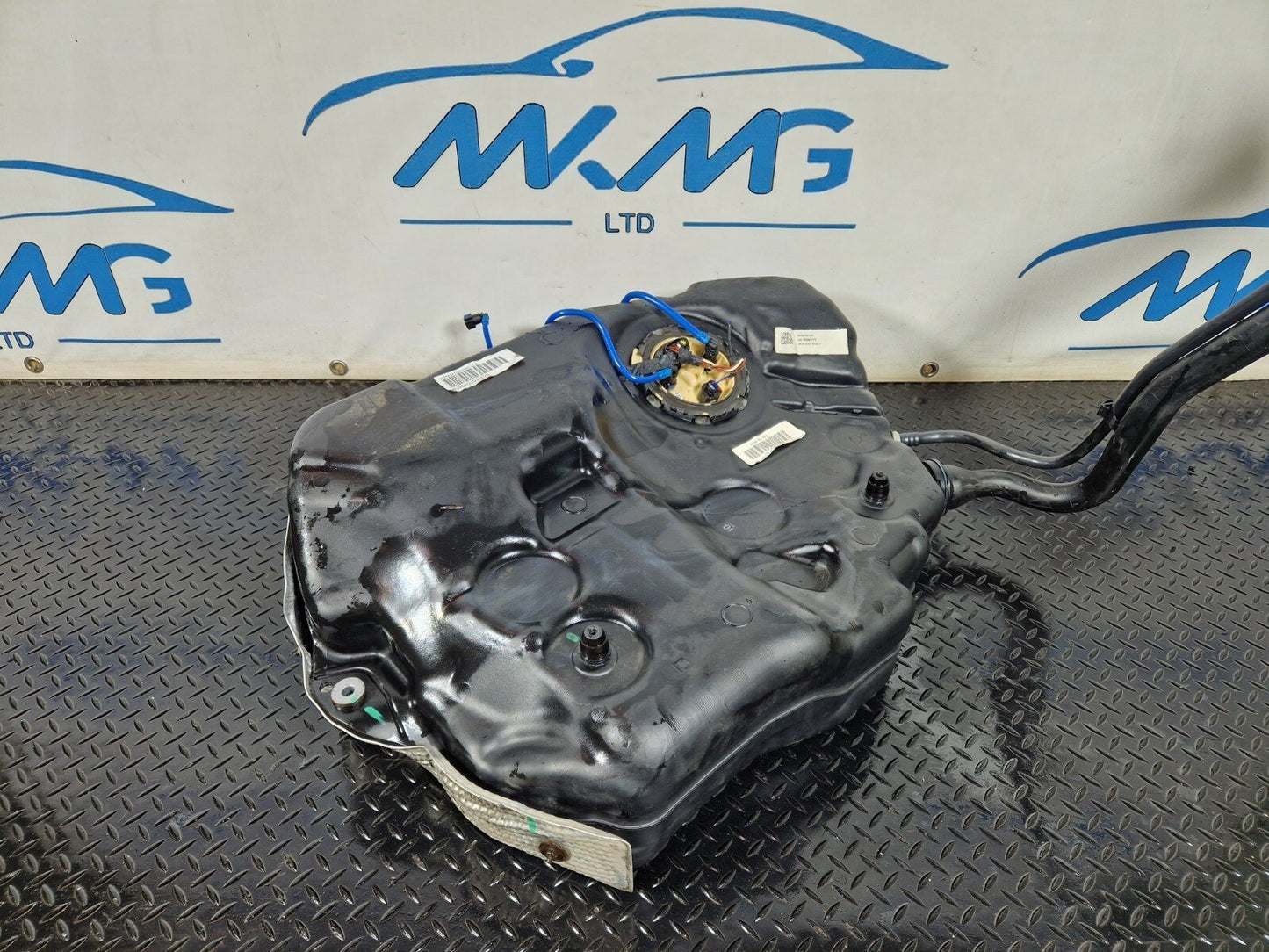 16-19 AUDI A4 AVANT B9 S-LINE DIESEL FUEL TANK WITH PUMP 8W0201021CG