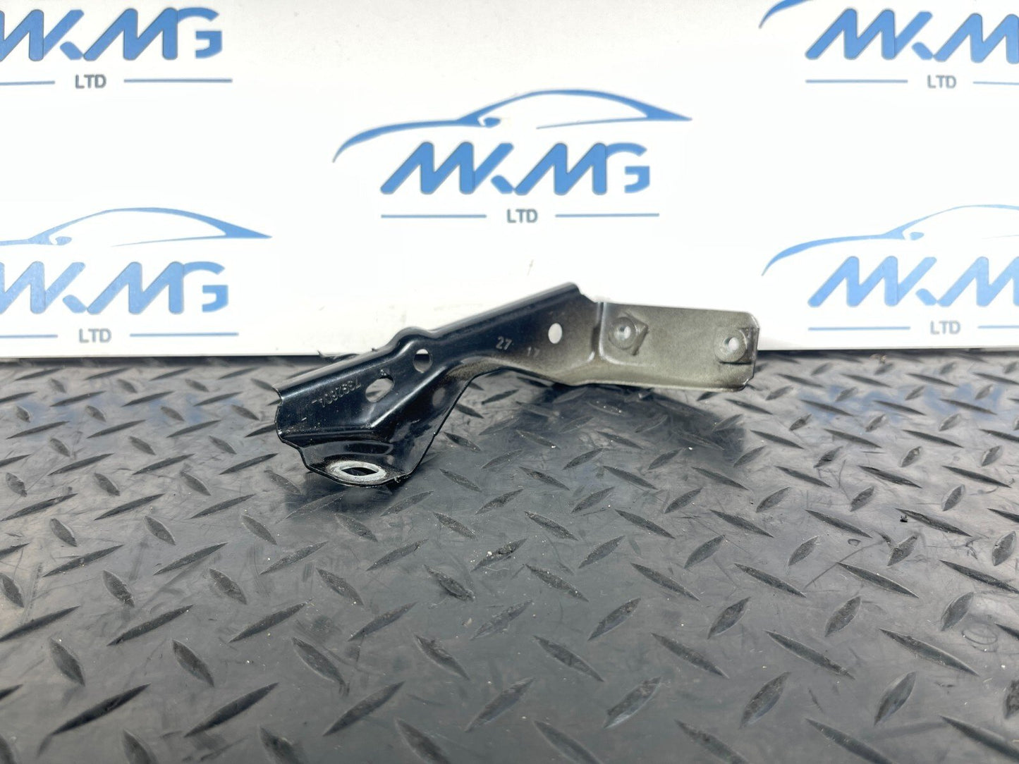 16-22 BMW X1 F48 GENUINE FRONT RIGHT DRIVER SIDE WING BRACKET 7392804