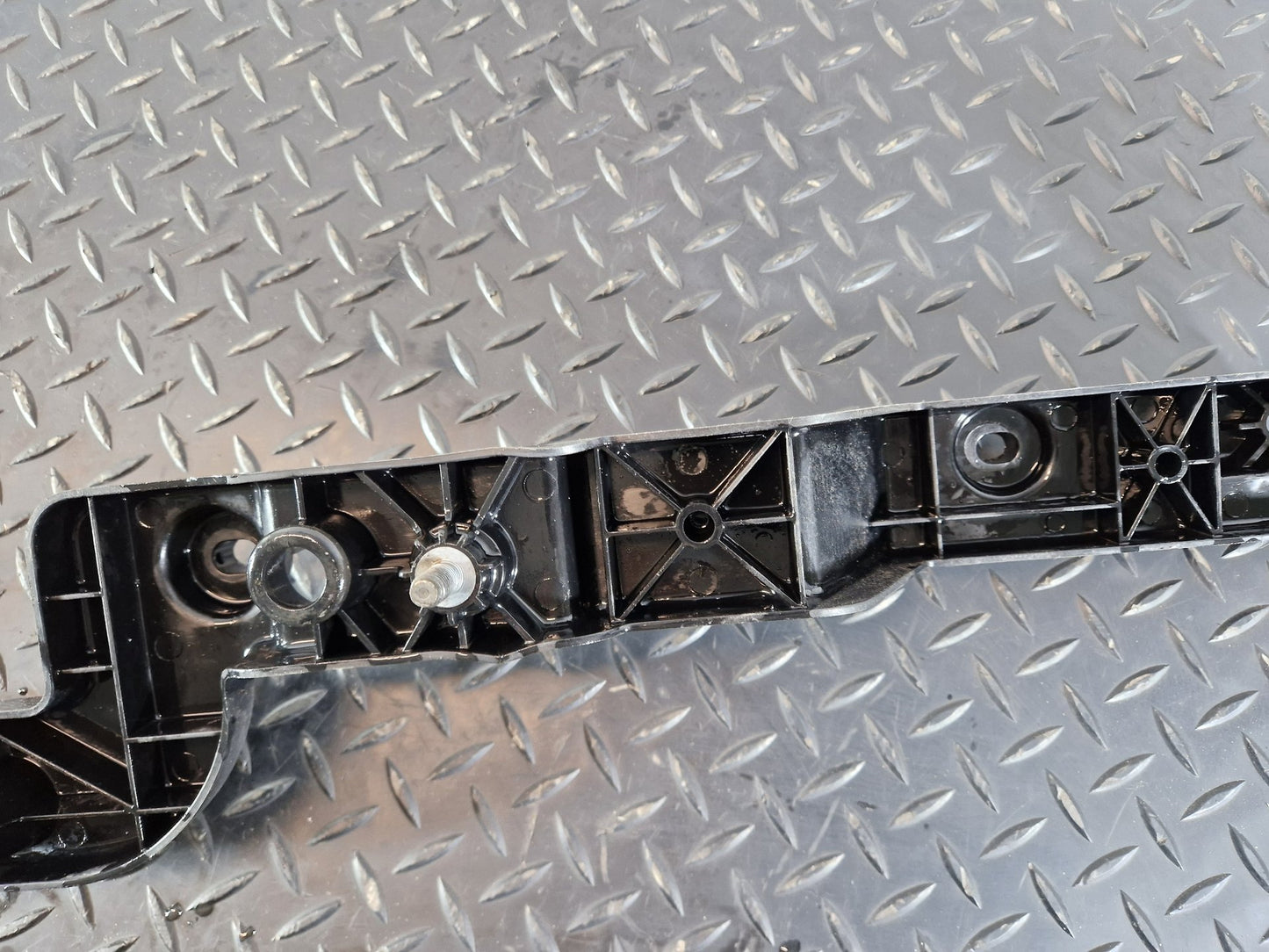 Range Rover Evoque L551 Right Driver O/S Bumper Bracket K8D2-113C52-AB