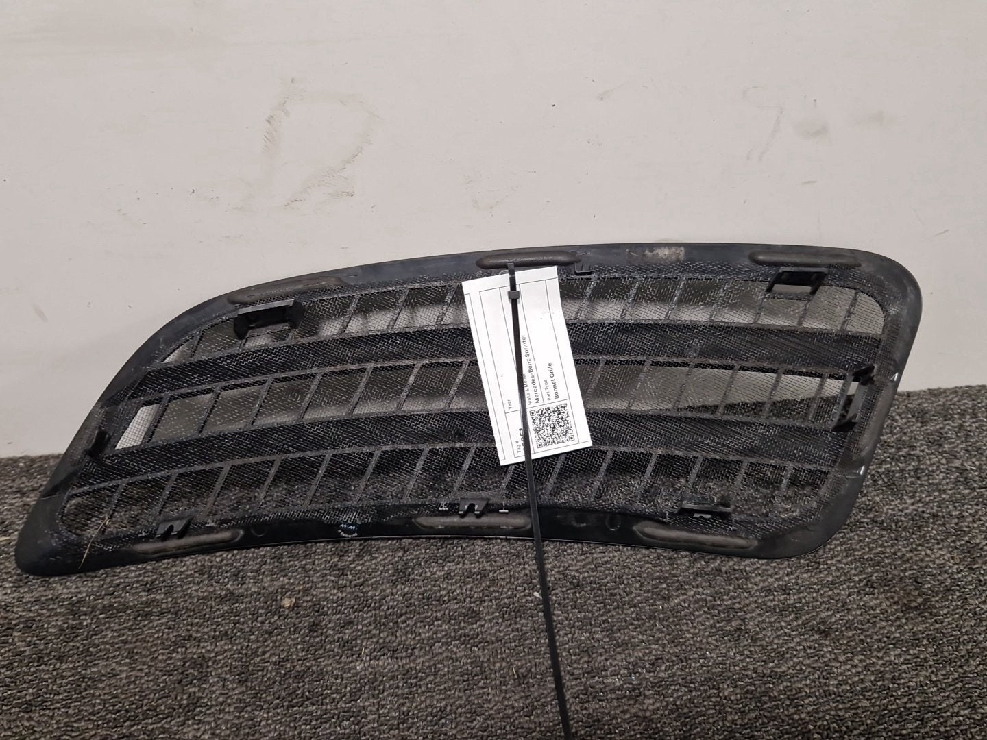 Mercedes-Benz Sprinter W907 Right O/S Driver Bonnet Grille Vent A9108360300
