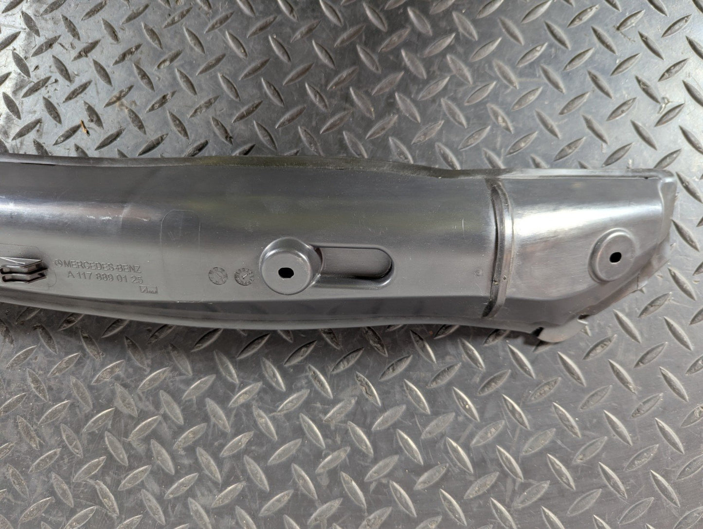 13-19 MERCEDES BENZ CLA C117 FRONT GUARD FENDER PILLAR TRIM LHS A1178890125