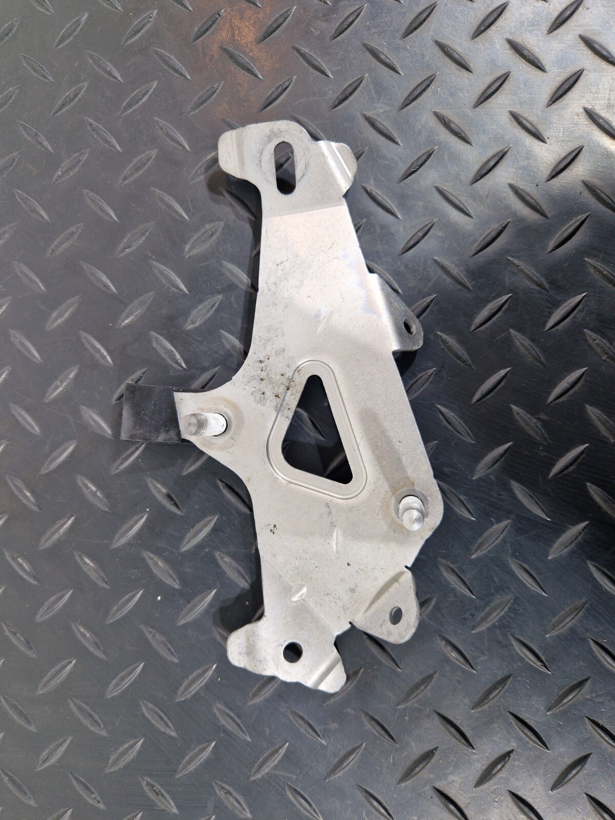 19-ON MERCEDES BENZ CLA C118 GENUINE FUEL TANK VALVE HOLDER BRACKET A2474762100