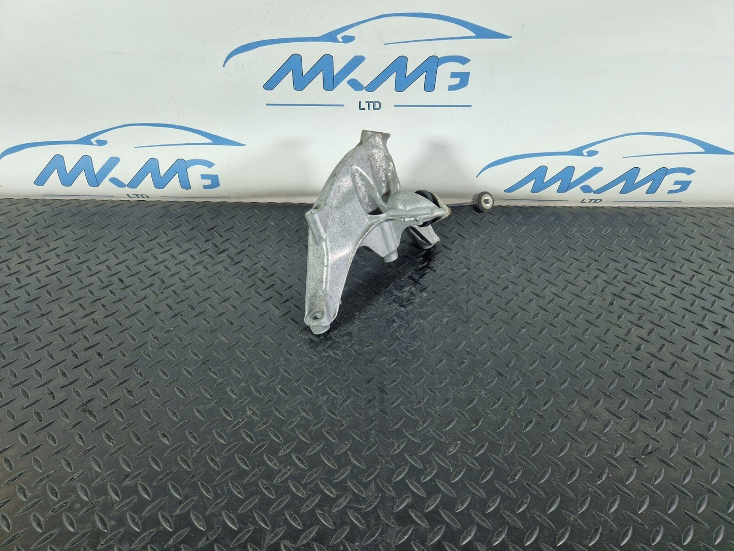 16-19 AUDI A4 B9 LEFT N/S ENGINE MOUNT BRACKET & BEARING 4M0199307AD 4M0199869