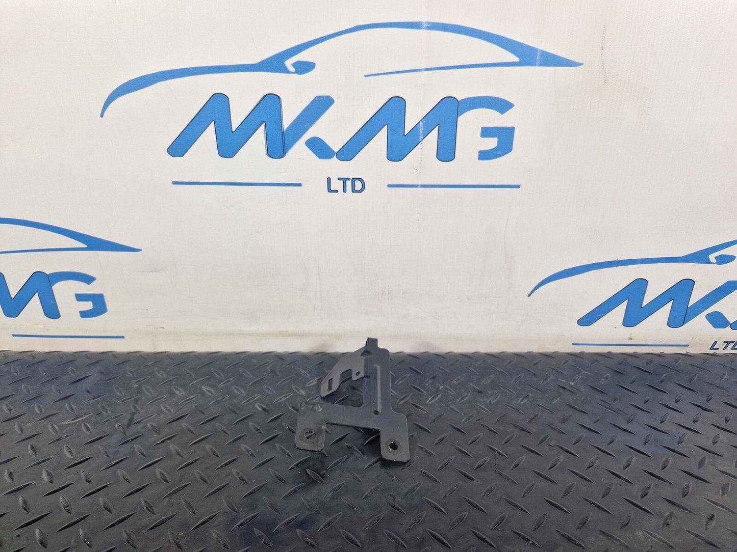 19-ON MERCEDES BENZ CLA C118 GENUINE EXTERIOR BRACKET A2475011000