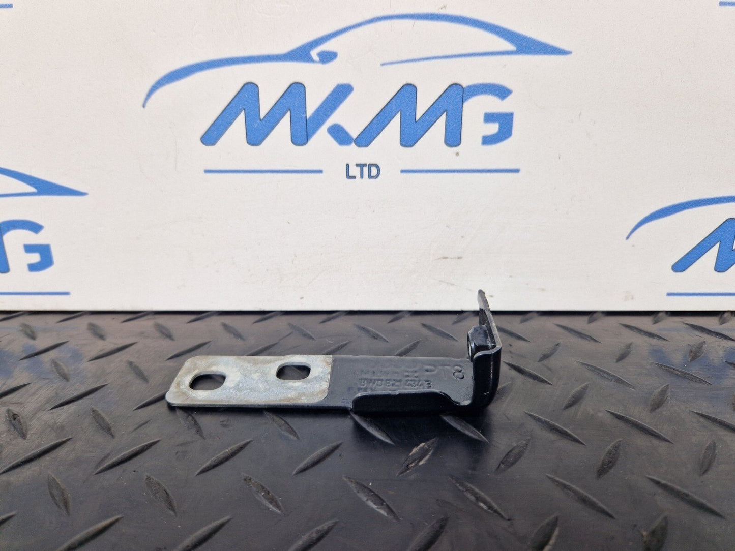 16-19 AUDI A4 B9 GENUINE FRONT RIGHT DRIVER SIDE WING BRACKET 8W0821434B