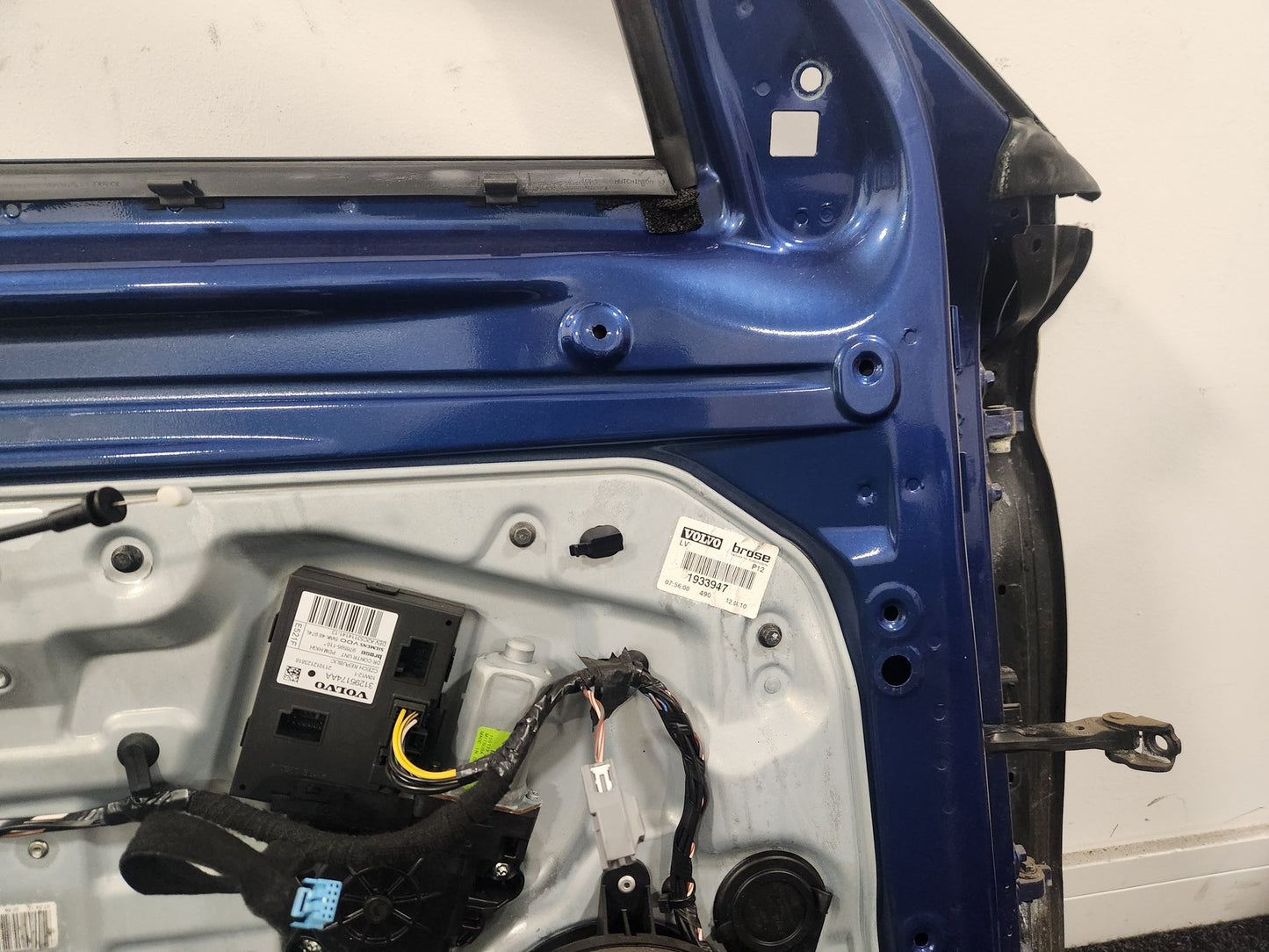 Volvo V50 MK2 FL (MW) Estate Front Left Complete Door in Brilliant Blue Pearl