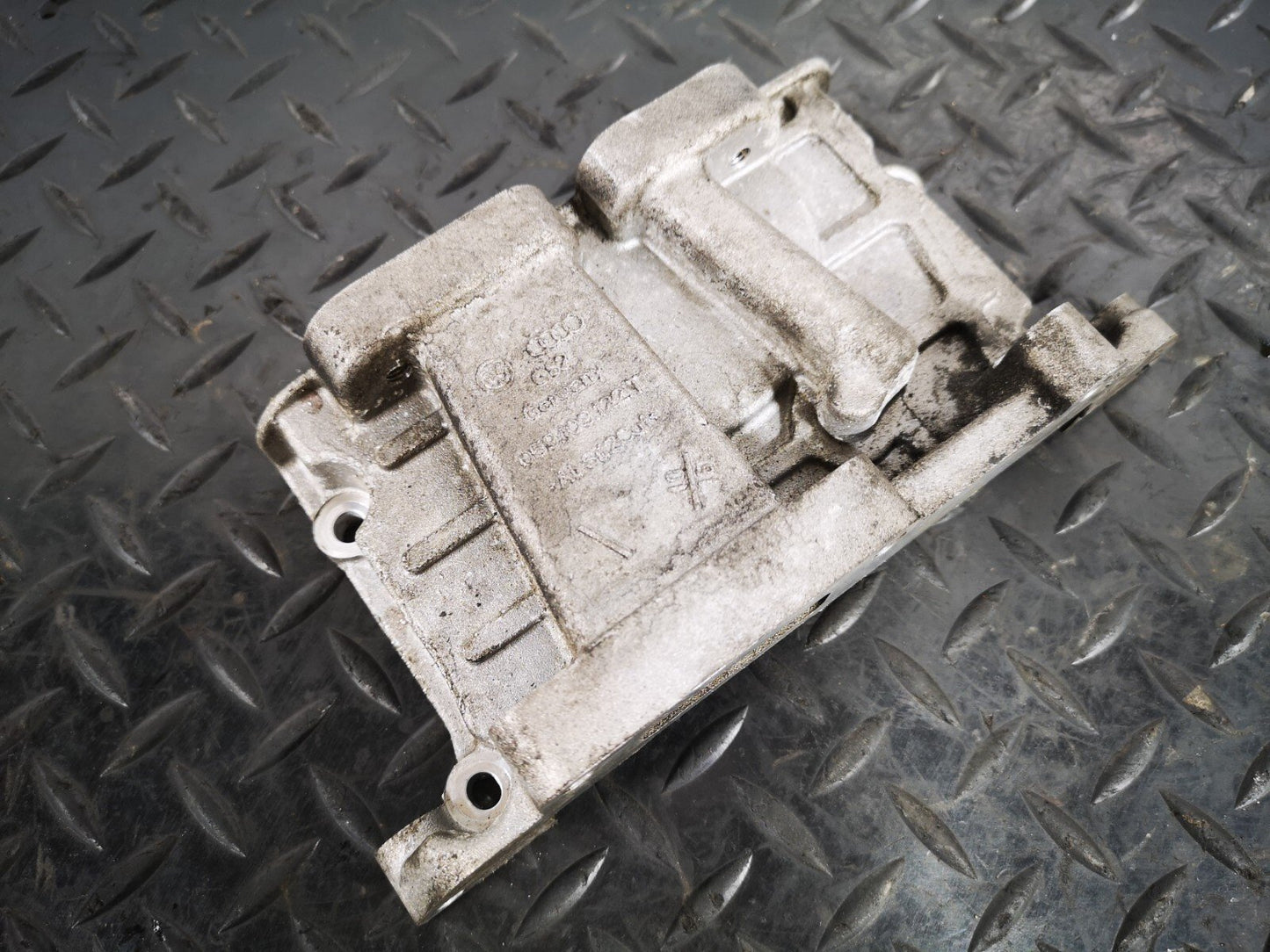 16-19 AUDI A4 B9 S-LINE GENUINE V6 3.0TDI CSW CYLINDER HEAD END PLATE 059109122T