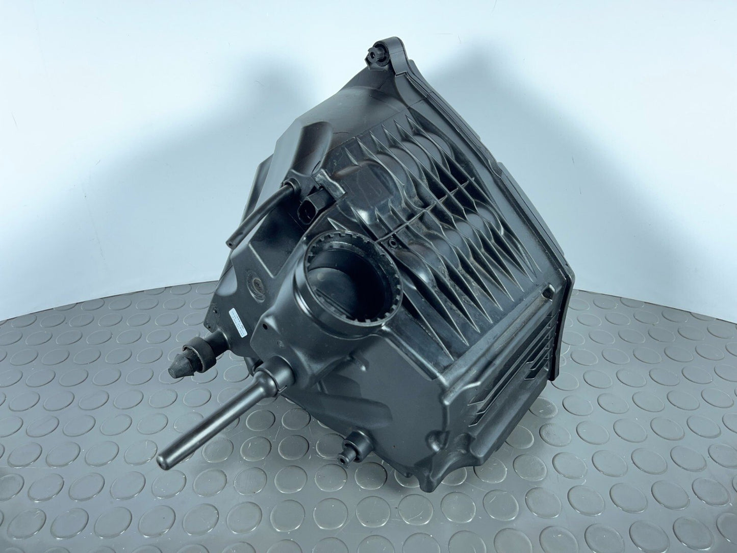 Audi A4 B9 1.4 petrol Air Filter Housing 8W0133835F