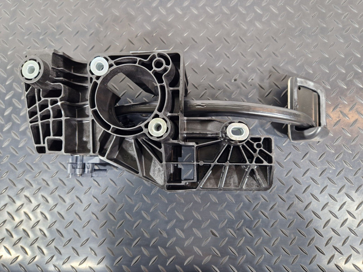 19-ON MERCEDES BENZ CLA C118 GENUINE BRAKE PEDAL ASSEMBLY A2472903800