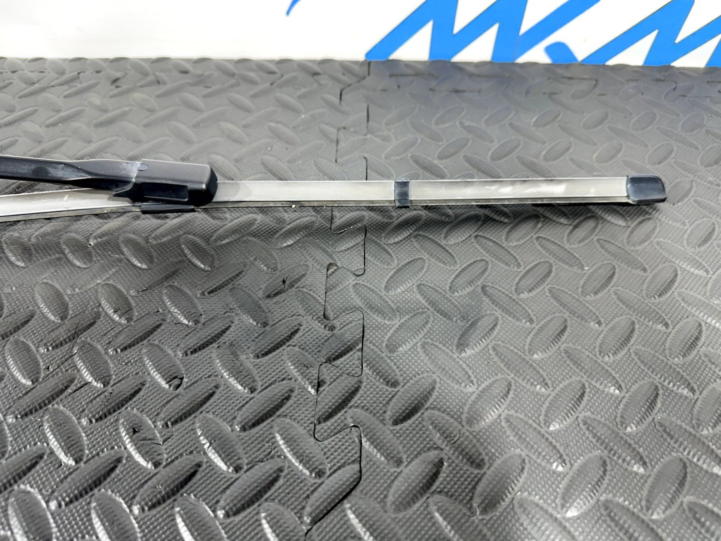 14-21 MERCEDES BENZ C300 W205 FRONT DRIVER SIDE WINDSCREEN WIPER ARM A2058204000