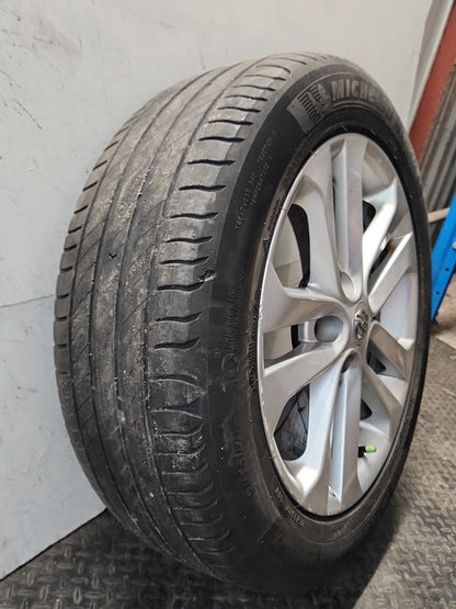 Nissan Juke MK1 (F15) 17" Alloy Wheel with Tyre 215/55/17 ~4mm