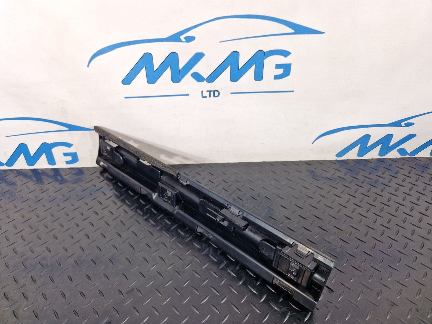16-22 BMW X1 F48 Left Side Center Side Skirt Bracket Holder 7332331
