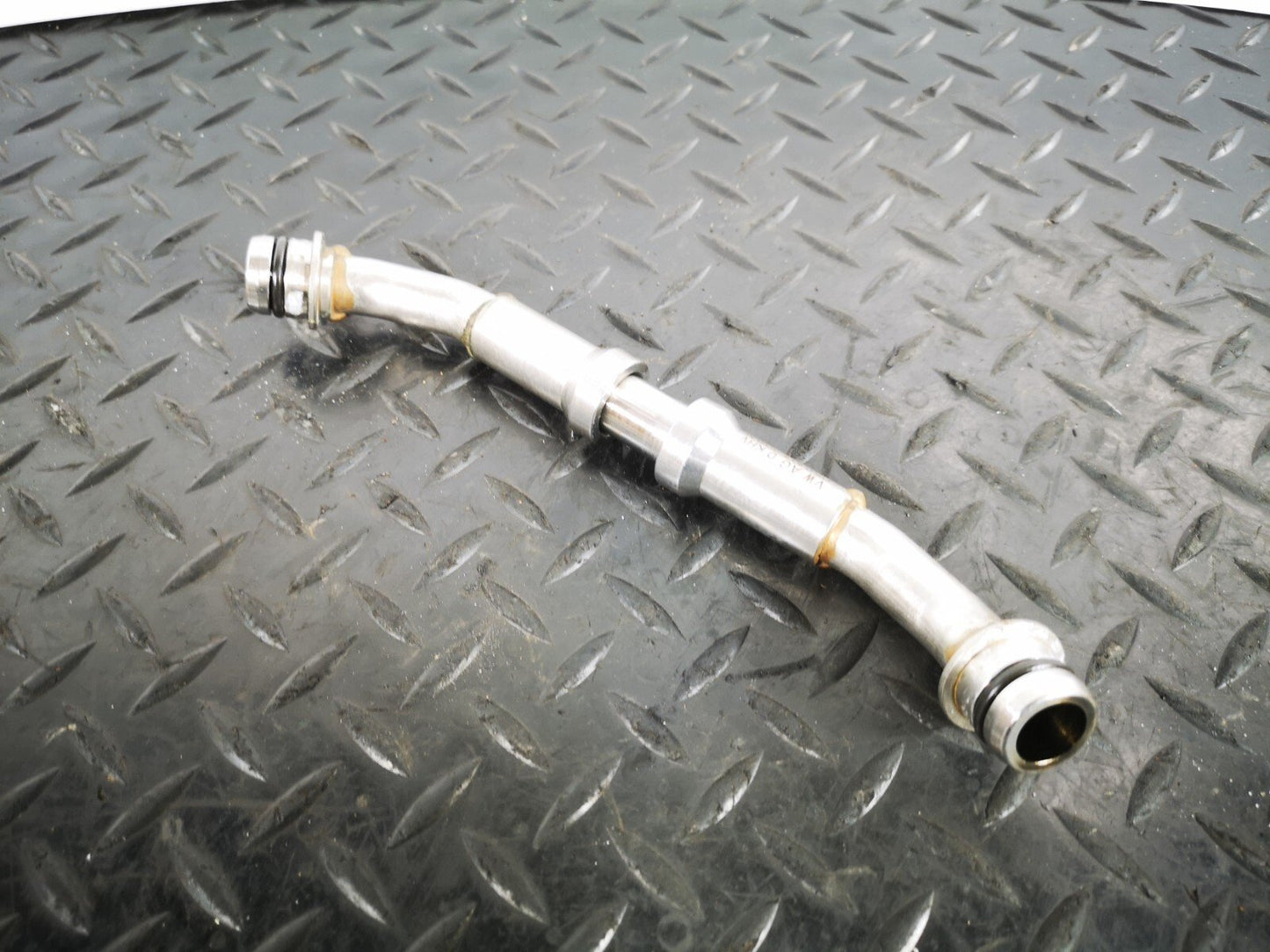 16-19 AUDI A4 B9 S-LINE GENUINE V6 3.0TDI CSW MENGINE BREATHER PIPE 059103209N