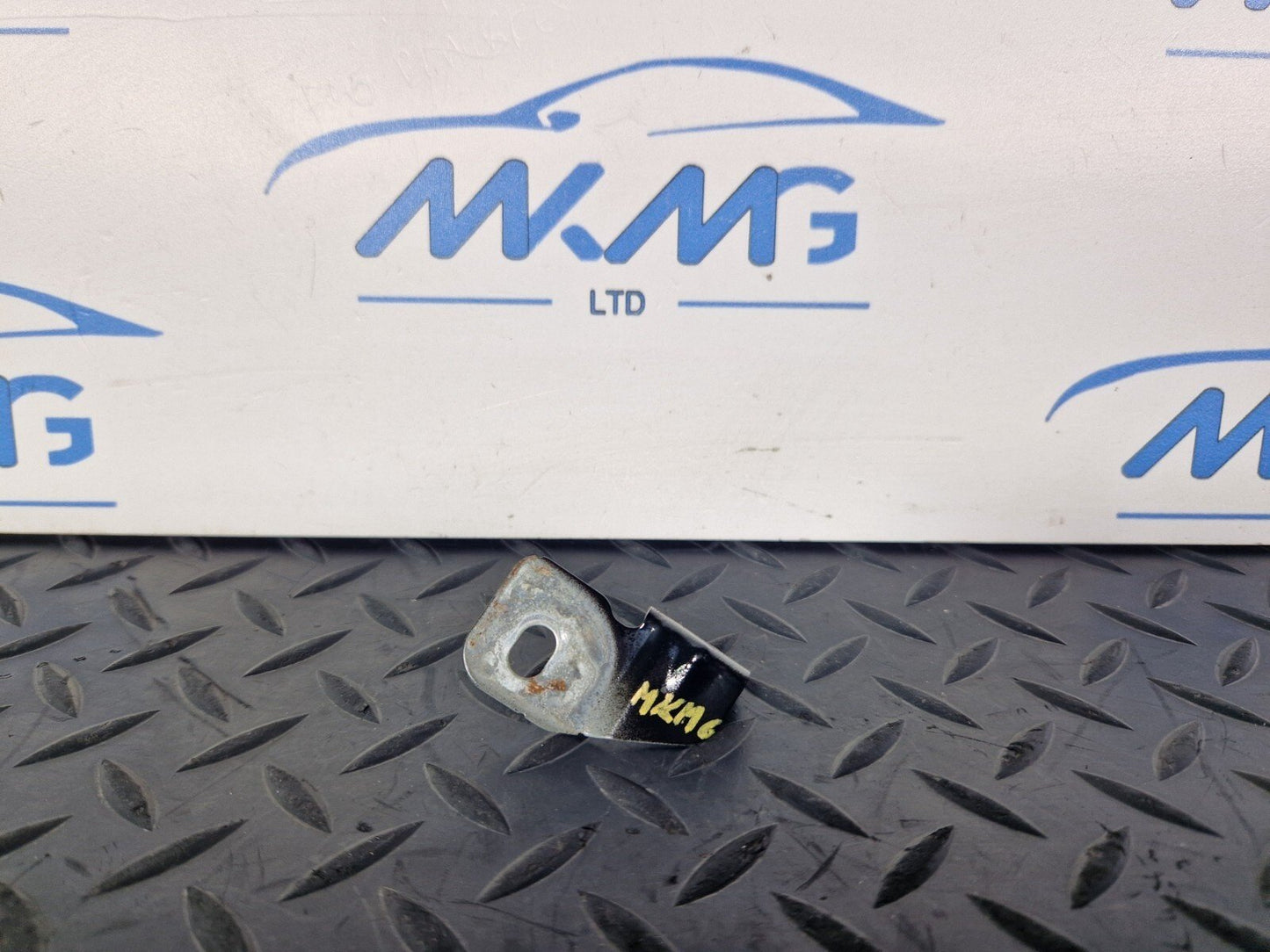 16-19 AUDI A4 B9 GENUINE OEM FRONT RIGHT DRIVER SIDE WING BRACKET 8W0821470