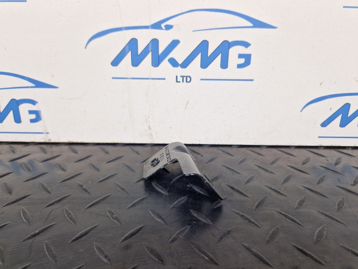 18-ON MERCEDES SPRINTER W907 W910 FRONT RIGHT WING HOLDER BRACKET A9108810800