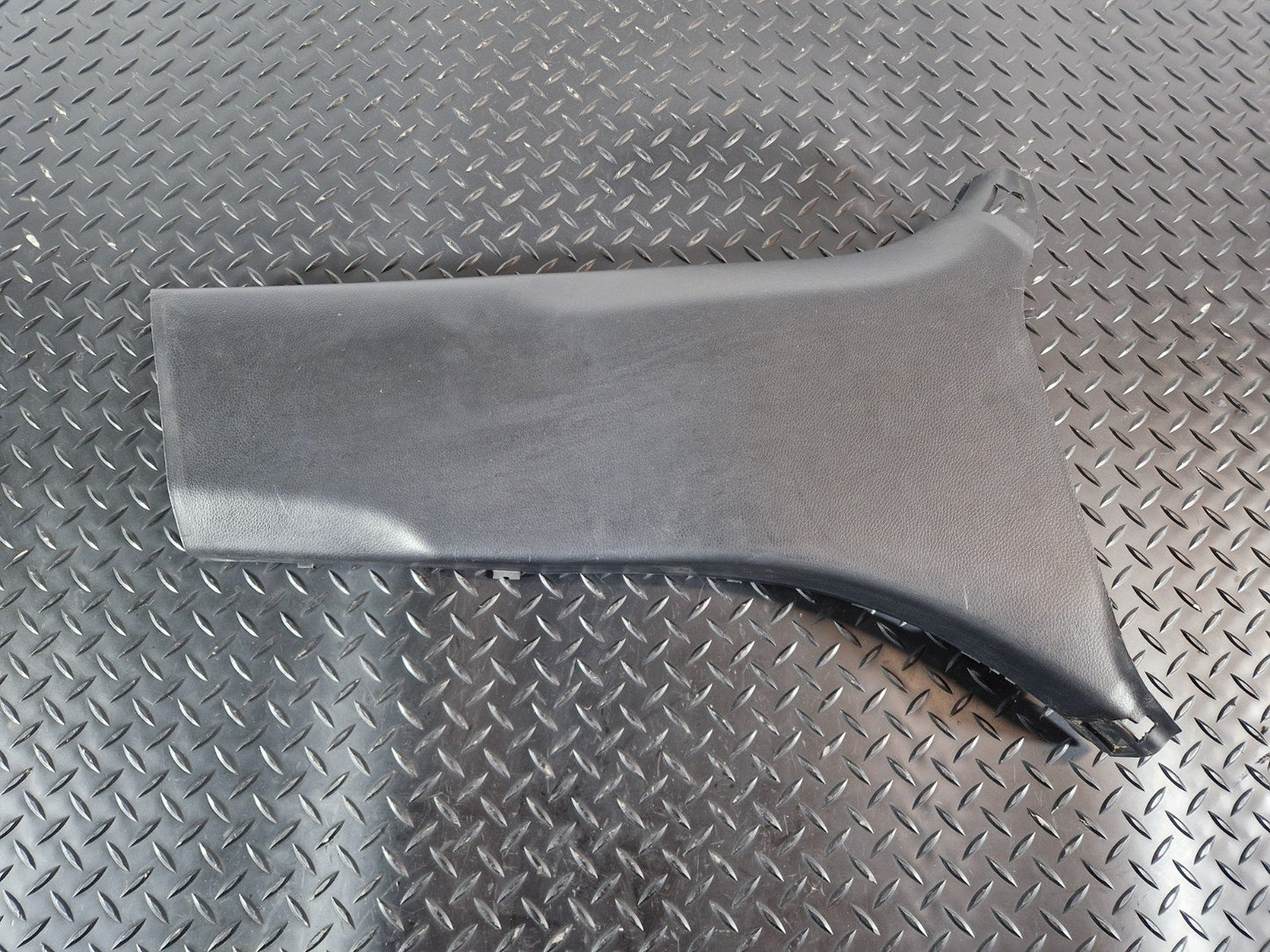11-19 MERCEDES BENZ ML W166 GENUINE RIGHT LOWER B PILLAR TRIM A1666902625