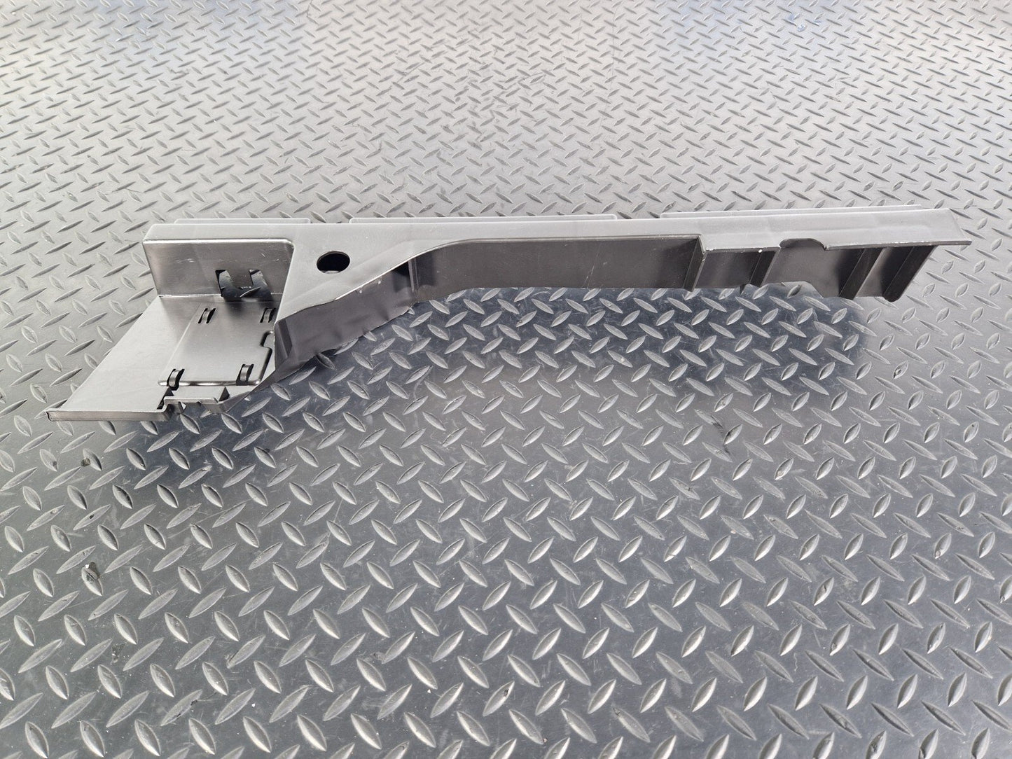 14-19 MERCEDES BENZ GLA X156 OEM RIGHT QUARTER PANEL TRIM BRACKET A1568901200