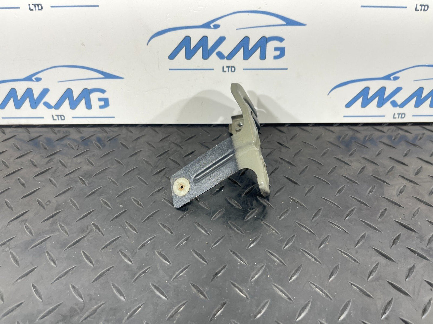 12-18 BMW F30 F31 F35 GENUINE  Left fender wing mounting bracket 7235821