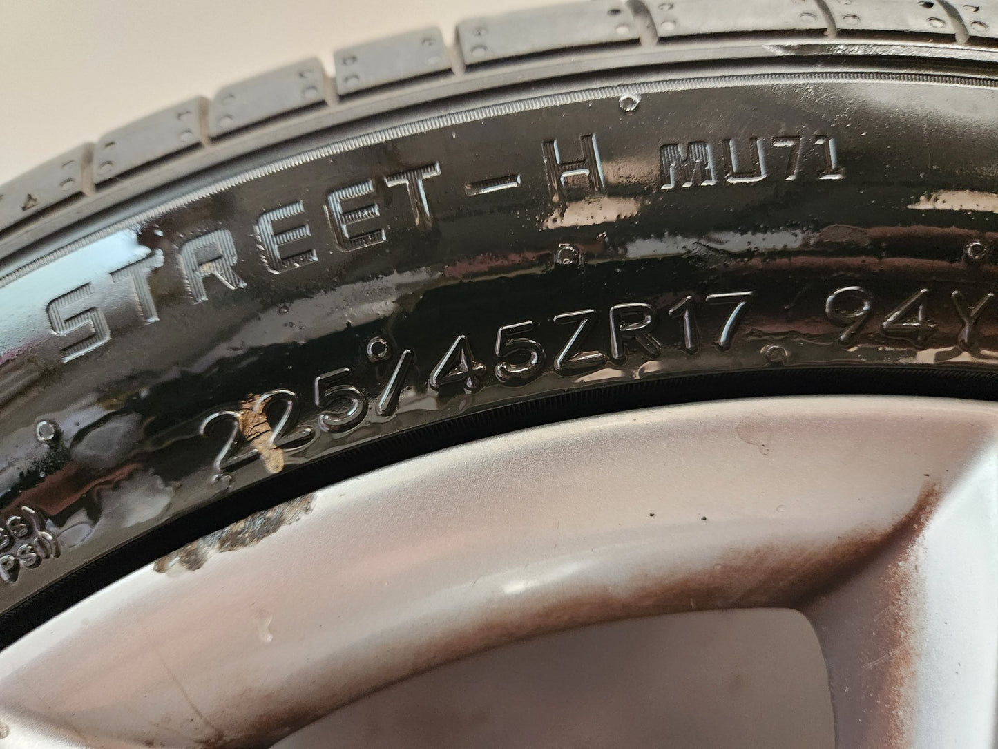 Skoda Yeti MK1 5L 17" Alloy Wheel with Tyre 225/45/17 ~5mm