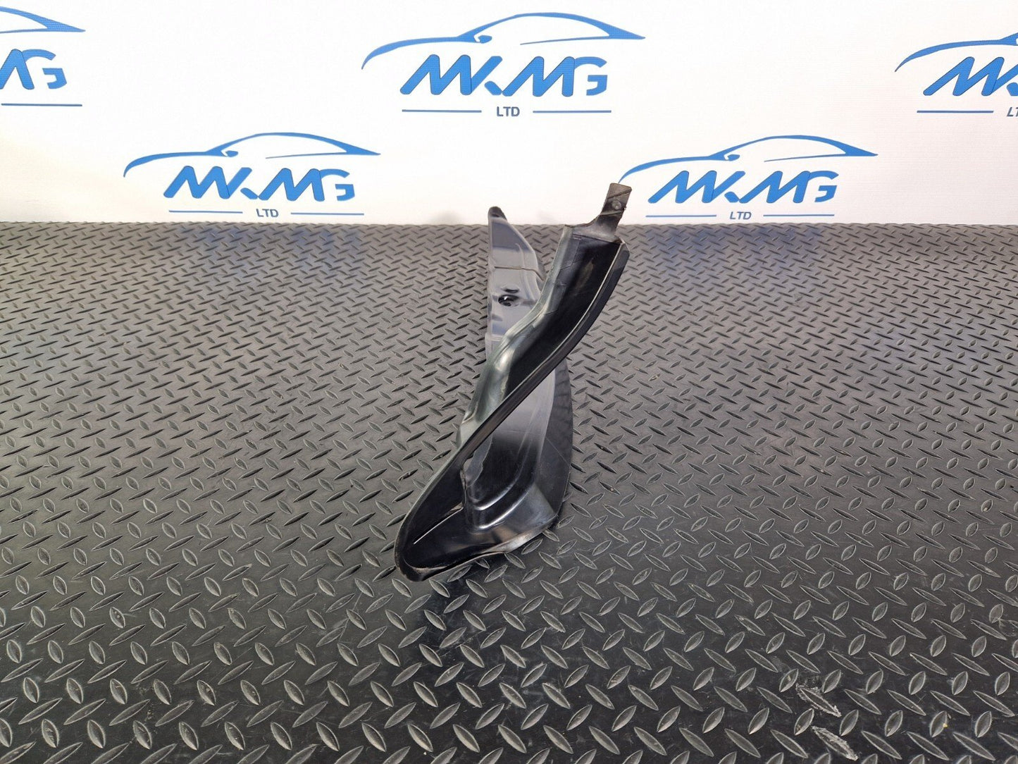 15-18 AUDI A7 4G FRONT RIGHT WING FENDER END SEAL PLATE 4G8821112A