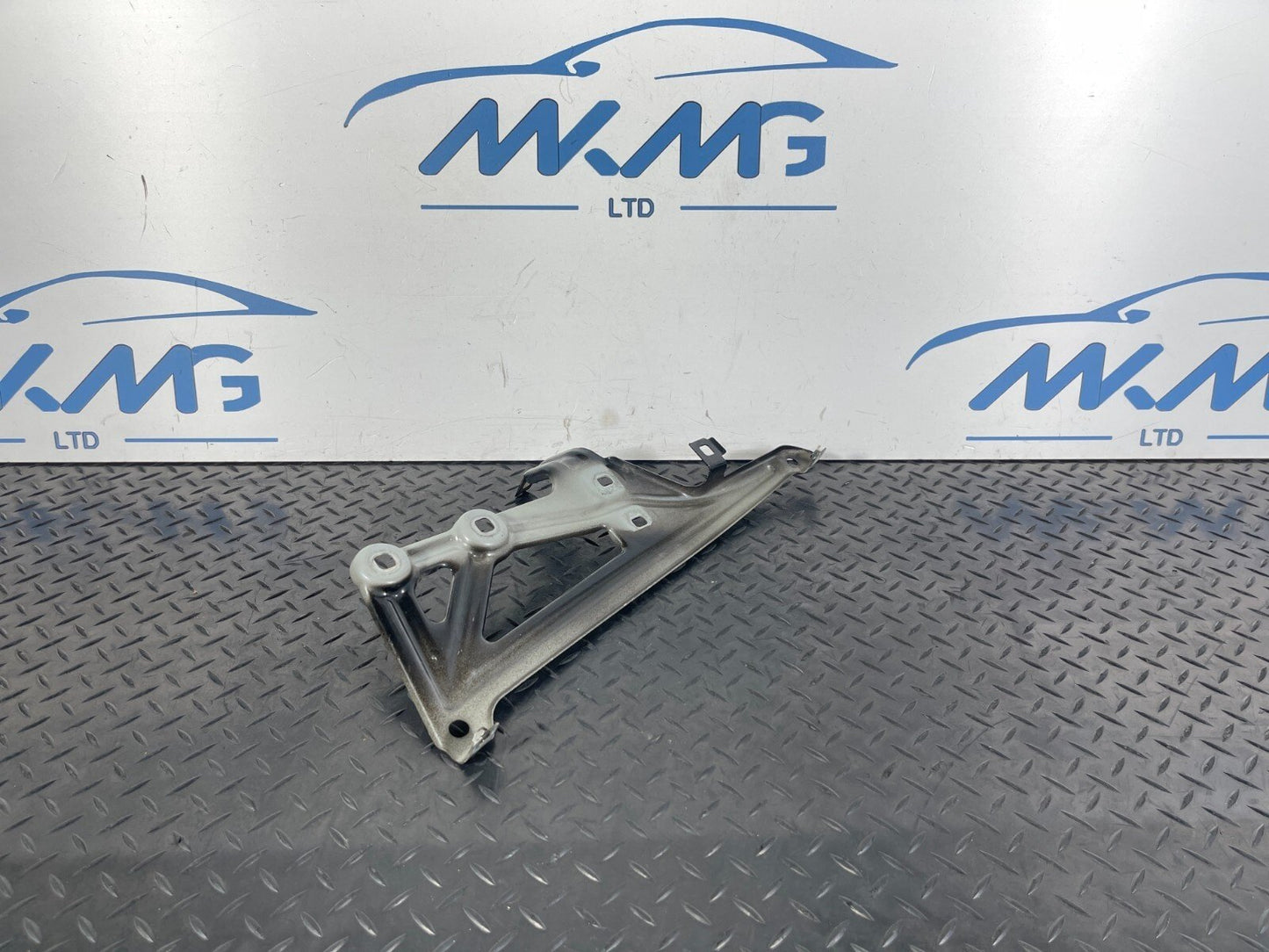 16-22 BMW X1 F48 GENUINE FRONT RIGHT DRIVER SIDE WING BRACKET 7329448