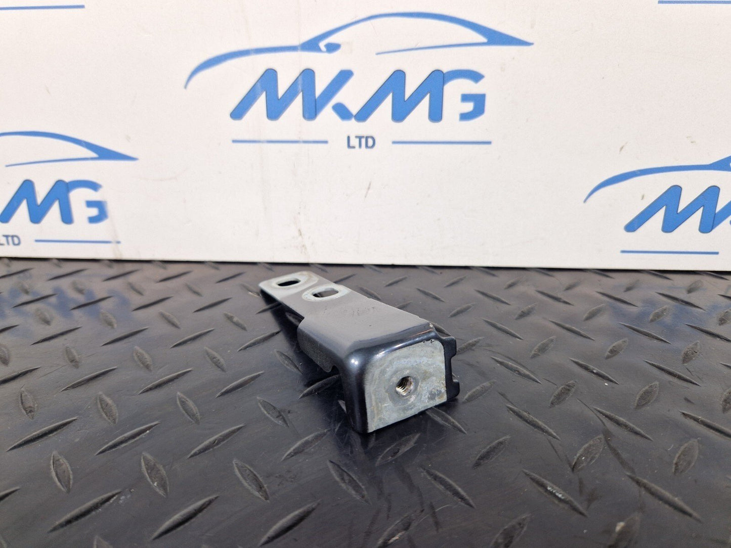 16-19 AUDI A4 AVANT B9 S-LINE FRONT DRIVER SIDE WING BRACKET 8W0821434B