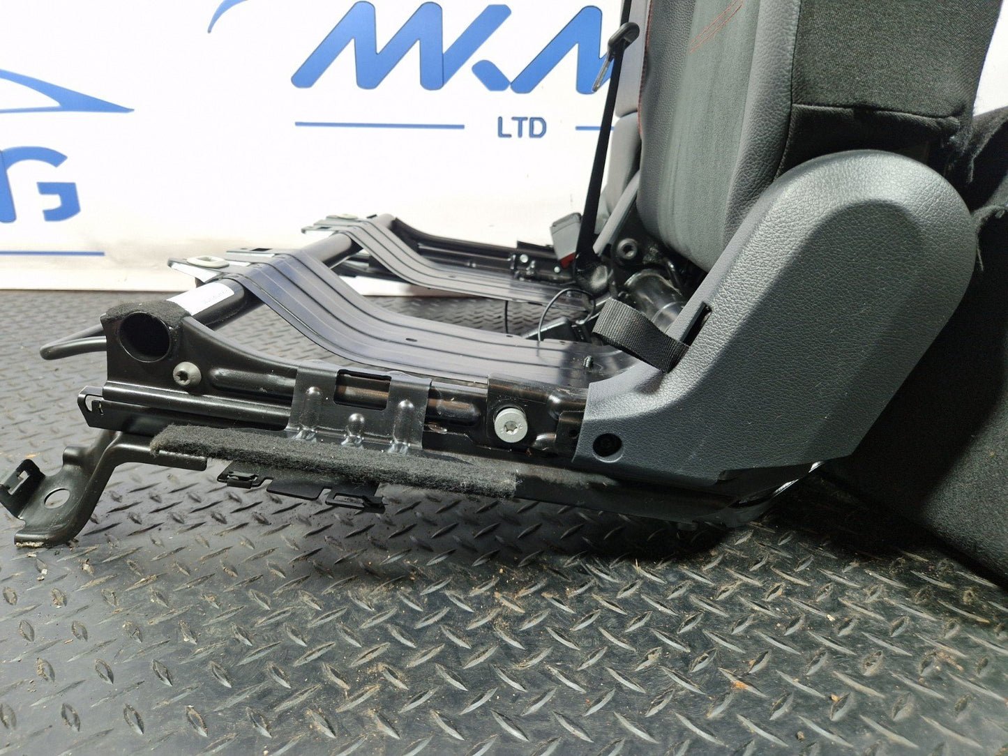 19-ON MERCEDES BENZ B CLASS W247 REAR LEFT N/S DOUBLE SEAT WITH BENCH BRACKET