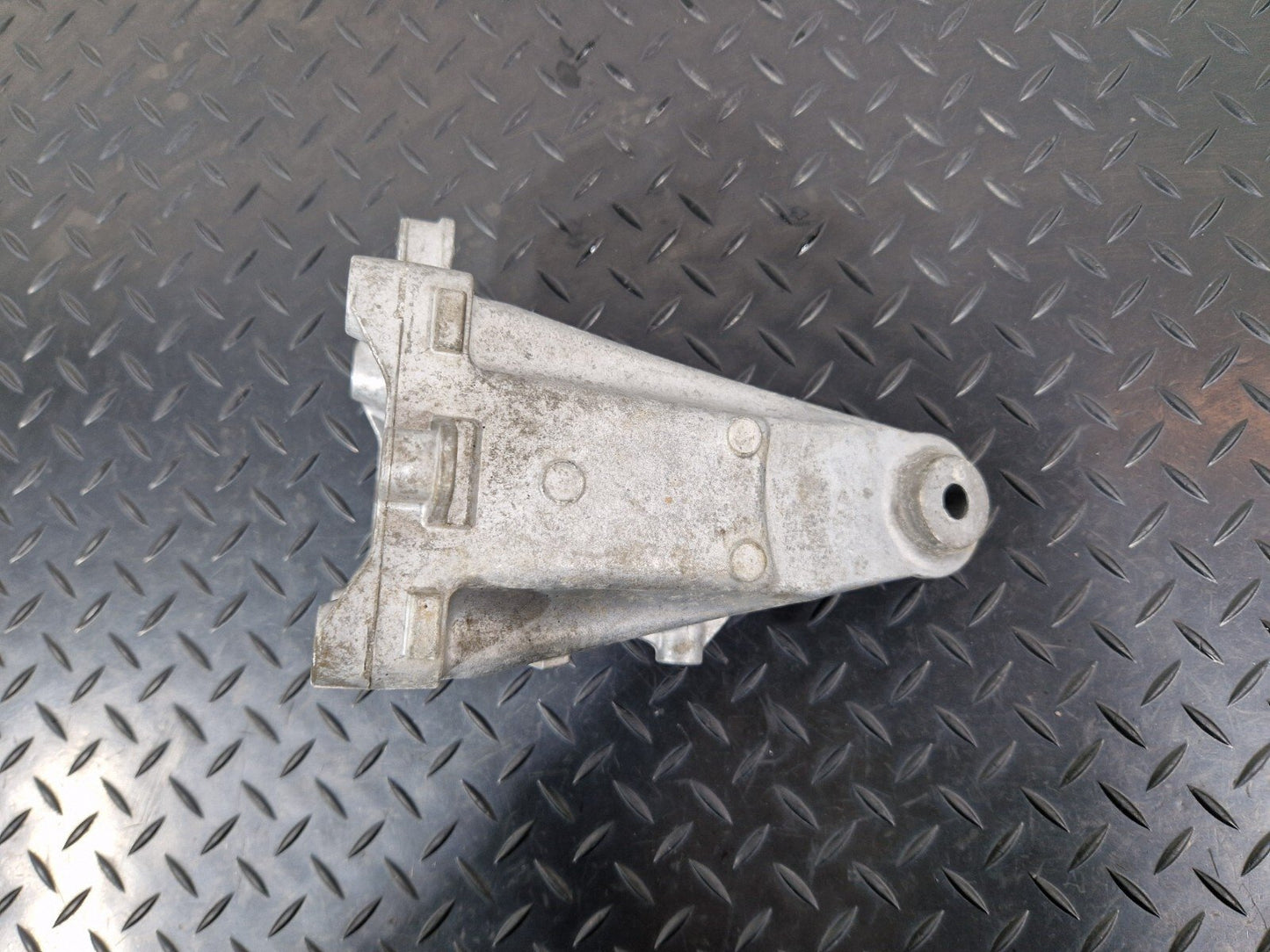 14-21 MERCEDES BENZ C200 W205 RIGHT ENGINE CARRIER MOUNT A2742231004