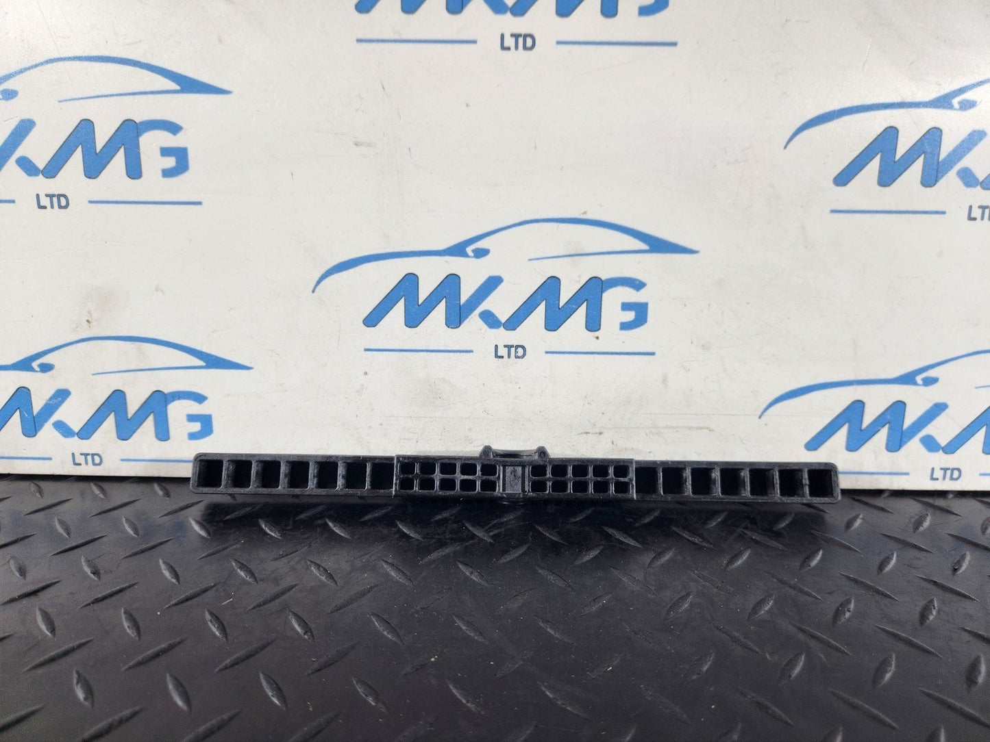 16-22 MERCEDES BENZ X253 GENUINE BATTERY BOX BASE HOLDER STAND A2056200018
