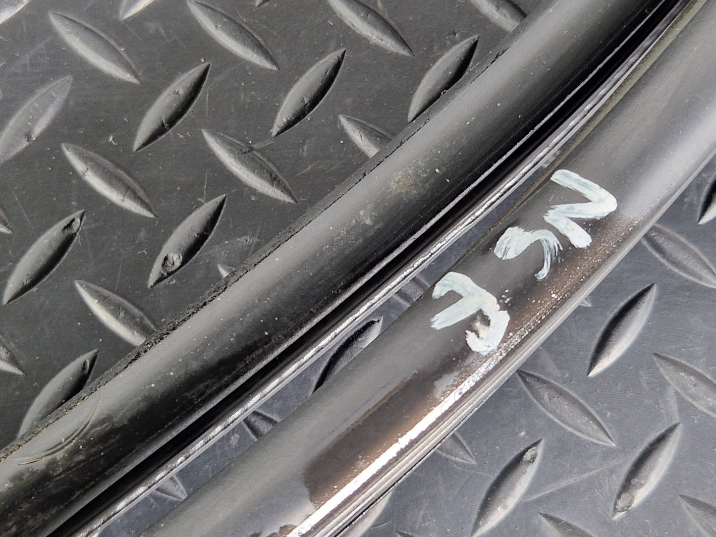 10-13 BMW X5 E70 LCI GENUINE FRONT LEFT RUBBER DOOR SEAL 7305616 17910310
