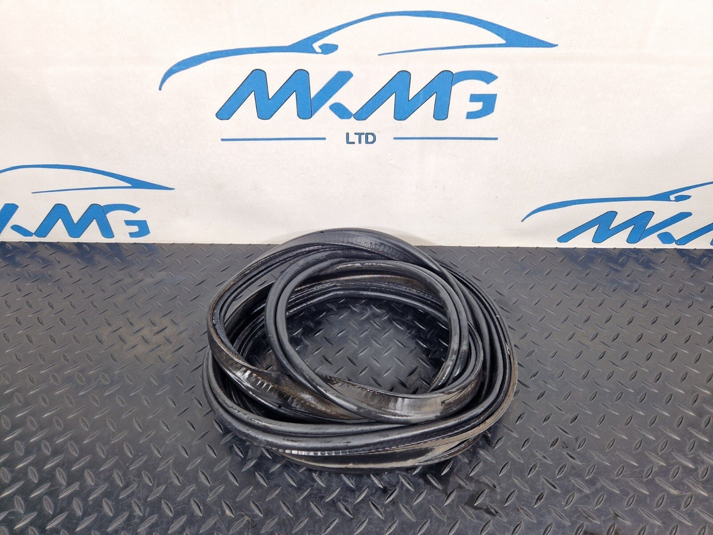 16-19 AUDI A4 B9 SALOON GENUINE TAILGATE RUBBER SEAL 8W5827705D