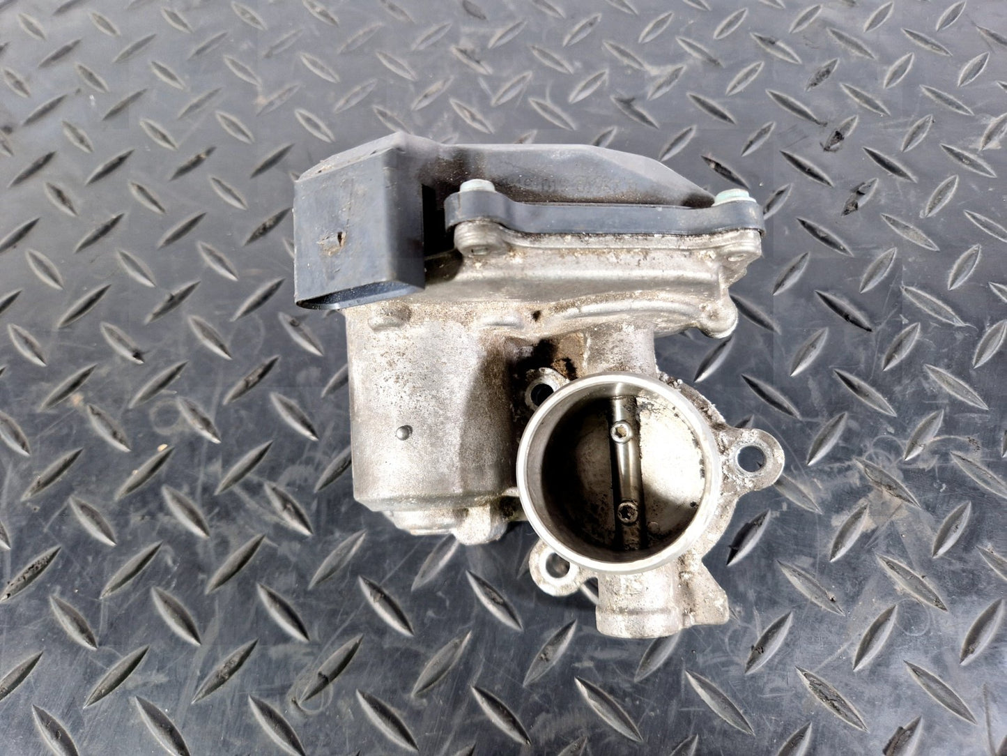 16-19 AUDI A4 A5 B9 F5 2.0TDI DEU GENUINE EGR VALVE 04L131501B