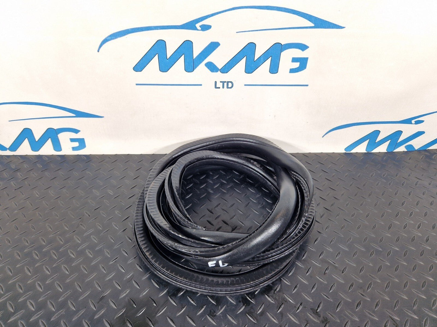 19-ON MERCEDES CLA C118 FRONT LEFT DOOR RUBBER SEAL A1186920500