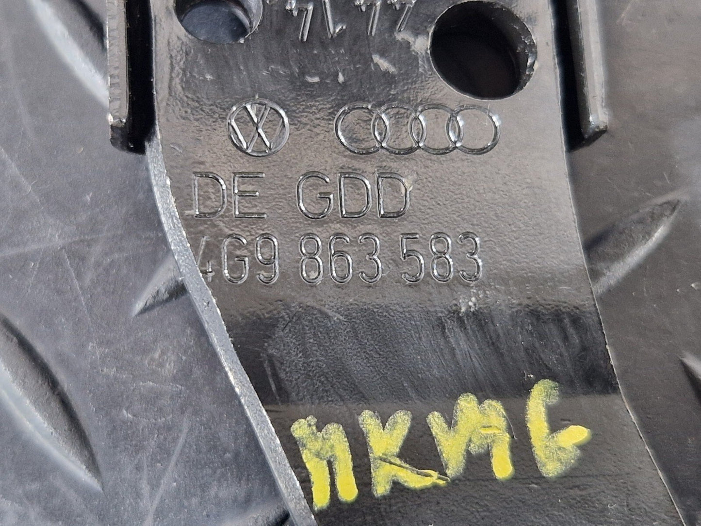 12-18 AUDI A6 C7 REAR LEFT N/S BOOT PARTITION BRACKET MOUNT 4G9863583
