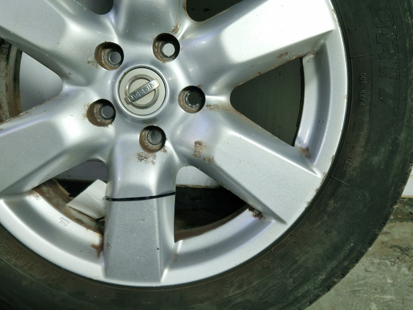 Nissan X-Trail MK2 (T31) 17" Alloy Wheel with Tyre 215/60/17 ~4mm