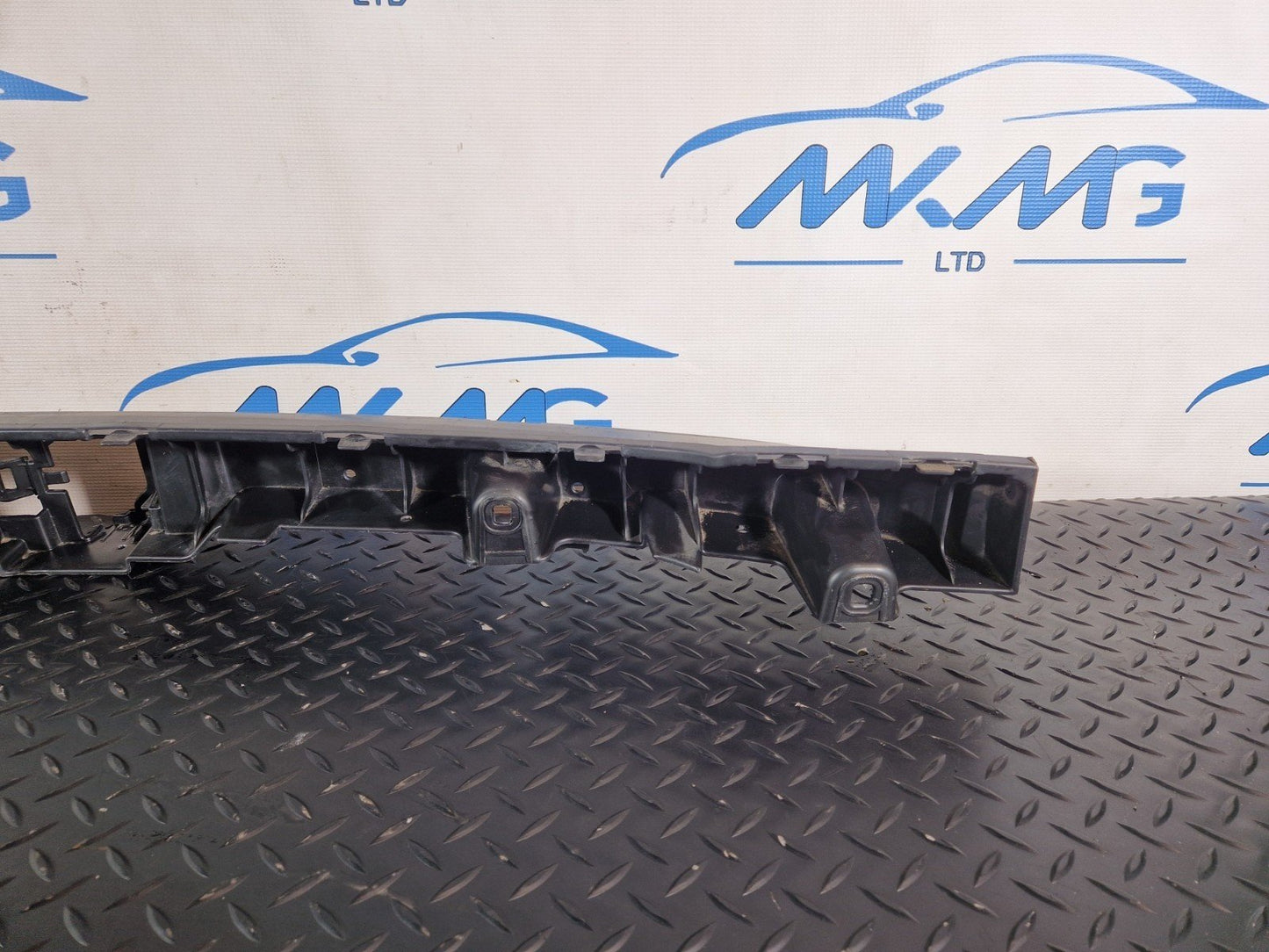 AUDI Q7 4M Rear Centre Bumper Bracket 4M0807458