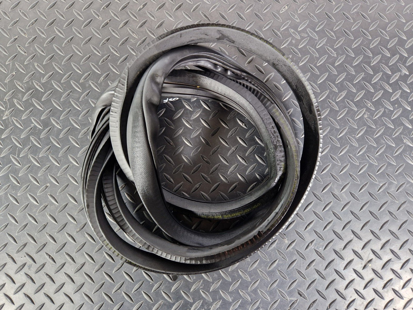 14-21 MERCEDES BENZ C220d W205 FRONT DOOR LEFT SIDE RUBBER SEAL A2056970051