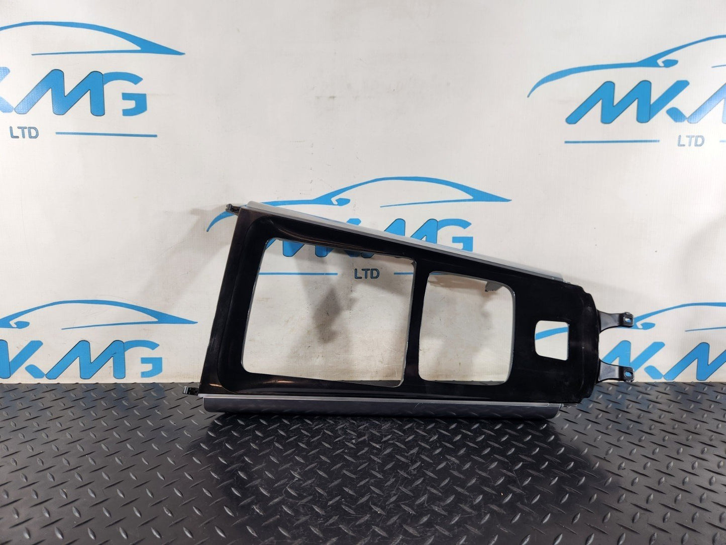19-ON MERCEDES BENZ B CLASS W247 CENTRE CONSOLE TRIM GENUINE A2476807103