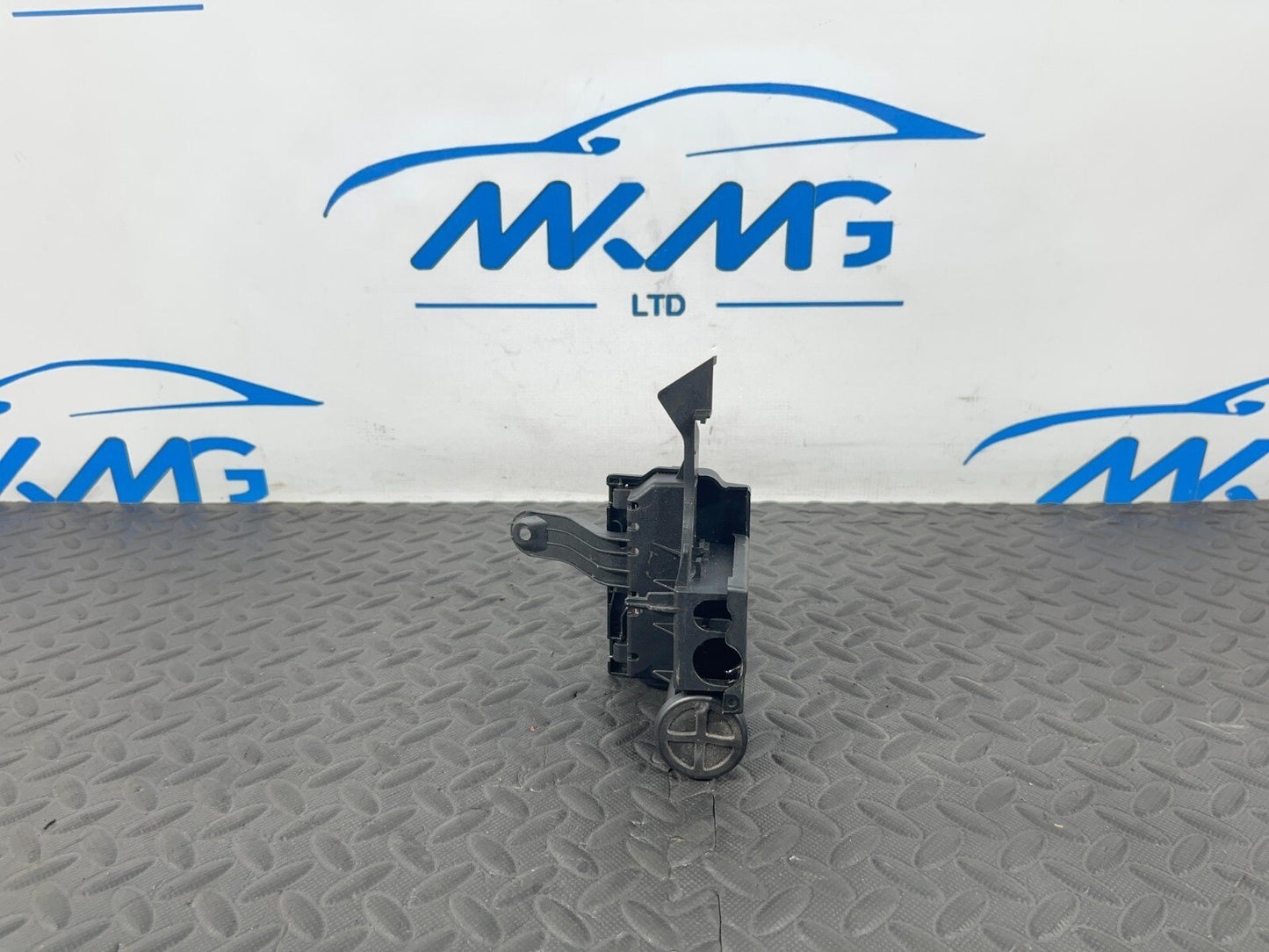 16-19 AUDI A4 B9 AVANT GENUINE POSITIVE BATTERY POWER DISTRIBUTION BOX CONNECTOR