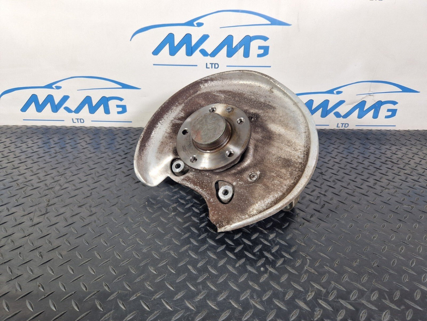 16-19 AUDI A4 B9 N/S/R REAR LEFT SIDE WHEEL HUB & BEARING 8W0615611