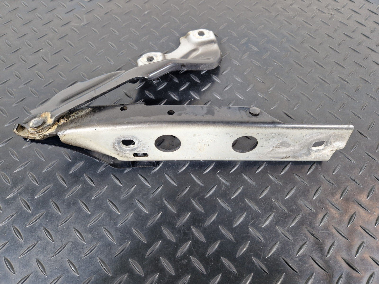 10-18 AUDI A7 4G S-LINE GENUINE BOONET HOOD HINGE 4G8823331D