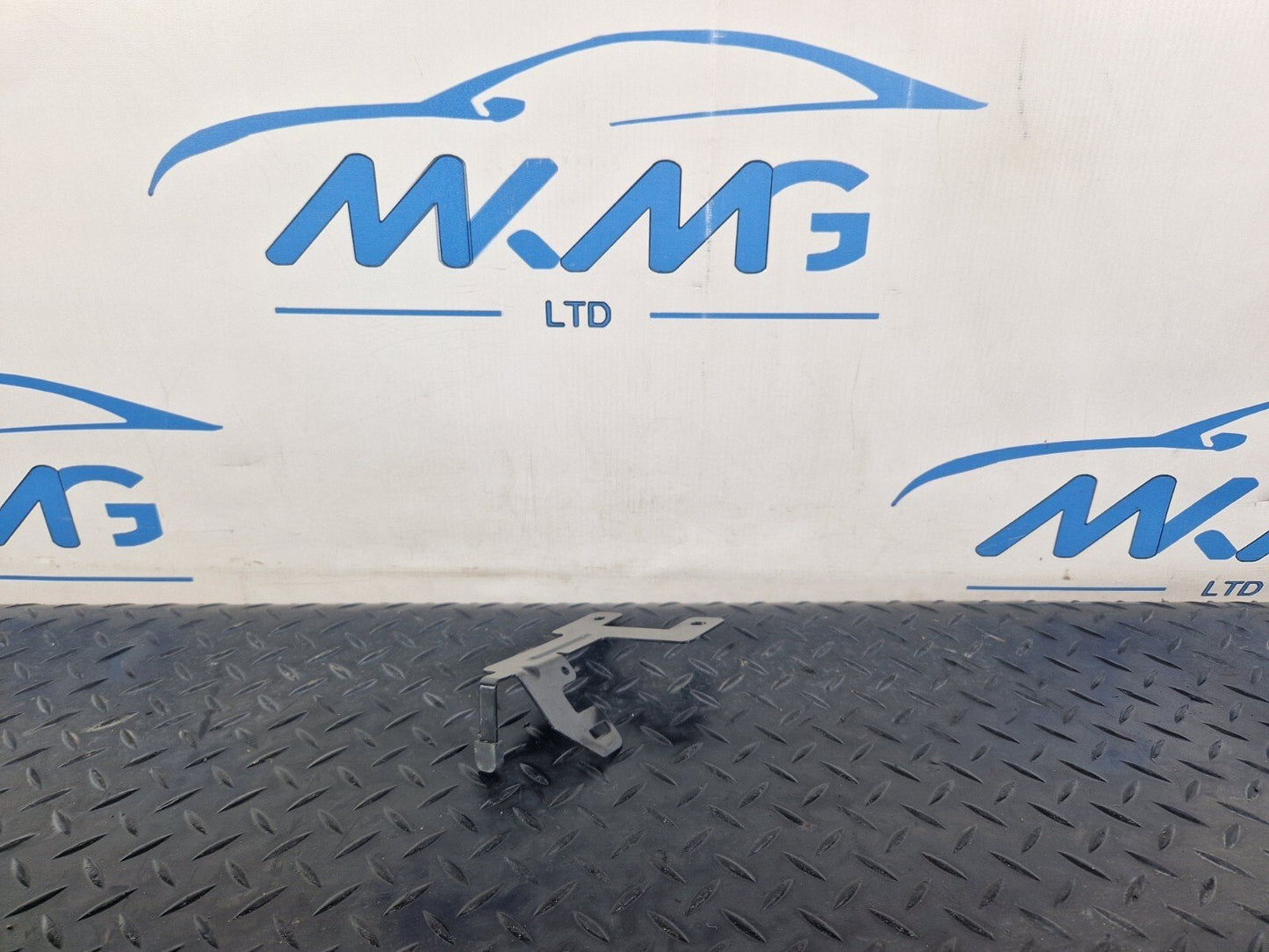 19-ON MERCEDES BENZ CLA C118 GENUINE EXTERIOR BRACKET A2475011000