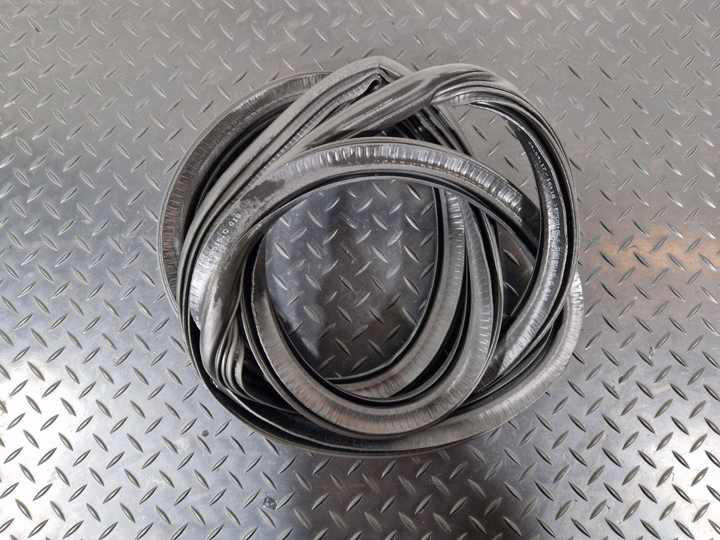 16-19 AUDI A4 B9 OEM REAR LEFT OR RIGHT DOOR RUBBER SEAL 8W5833721