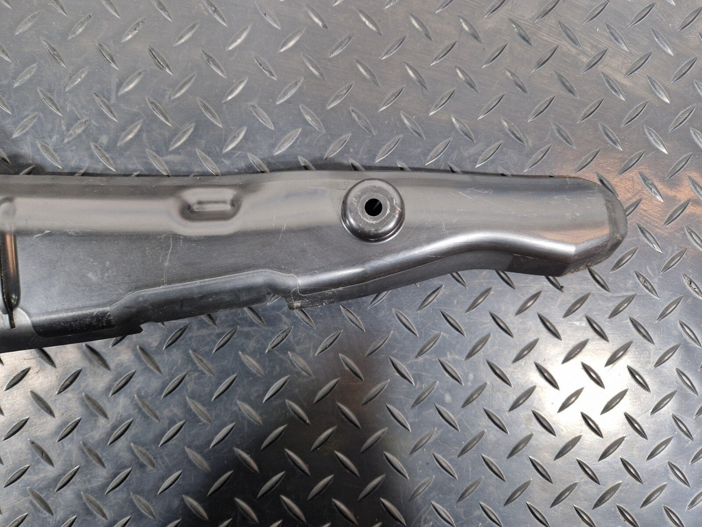16-19 AUDI A4 B9 GENUINE FRONT RIGHT WING FILLER INSULATOR 8W0821112